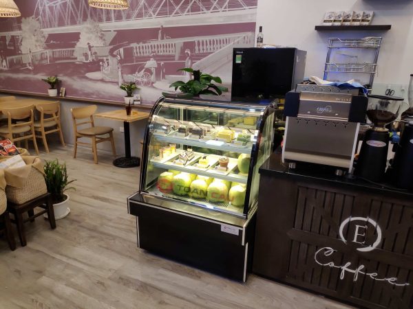 Tủ trưng bày bánh kem 3 tầng kính cong màu đen 90cm 2 Tủ trưng bày bánh kem 3 tầng kính cong màu đen 90cm