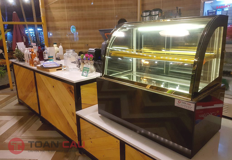 tu-banh-kem-mini-de-ban-kinh-cong-cho-quan-cafe-nhap-khau