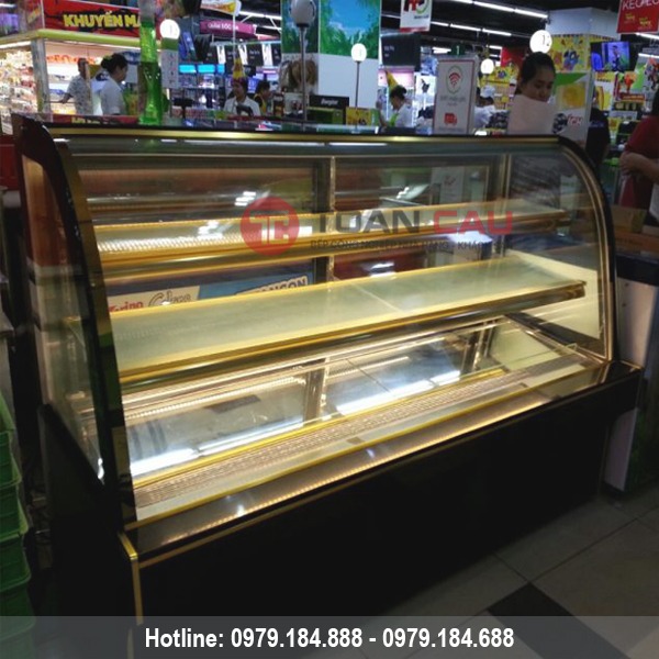 tu trung bay banh kem 3 tang kinh cong mau den 1m8 gia re 1