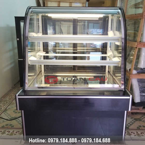 tu trung bay banh kem 3 tang kinh cong mau den 90 cm 02 1