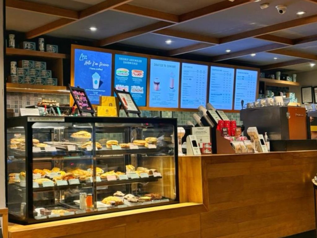 vai trò của tủ trưng bày bánh kem để bàn